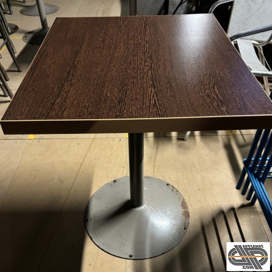 Table CHR de restaurant café brasserie d'occasion plateau marron foncé (style wengé ou chêne ) 60x70 cm et pied métal gris