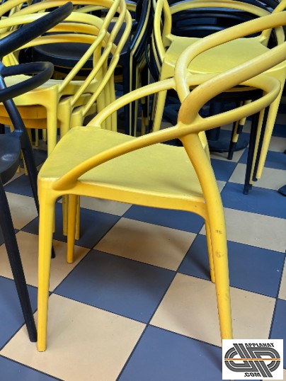 Chaises jaunes en plastique design lot d'occasion