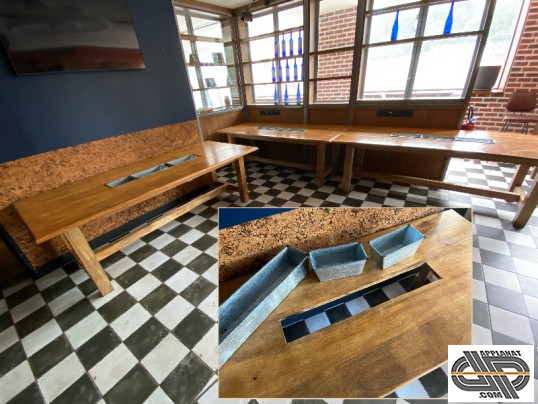 Tables de ferme d'occasion , dans un restaurant