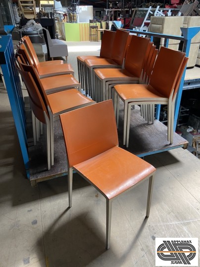 Lot chaises design bicolores orange & blanches occasion