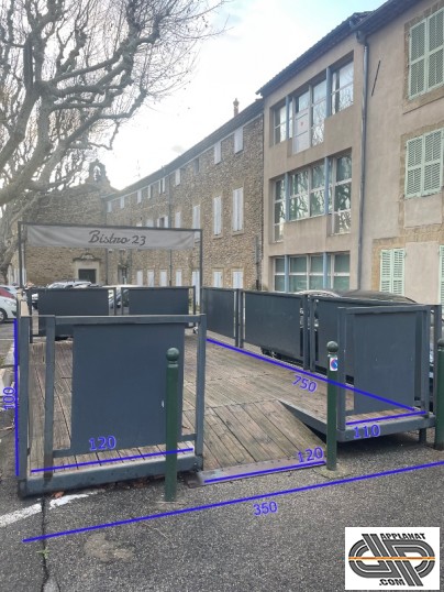 Terrasse fixe pour commerce ou collectivité, plancher bois traité, garde-corps robustes – une solution pratique pour aménager une zone extérieure stab