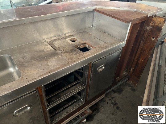 Partie arrière droite du comptoir de bar , on y voit la piste de service en inox 30cm et l'espace prédisposé à recevoir une colonne de tireuse à boiss