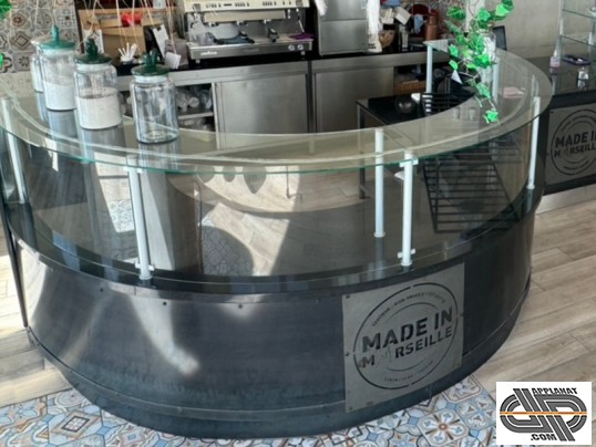 Vitrine arrondie d'occasion d'un magasin boulangerie pâtisserie