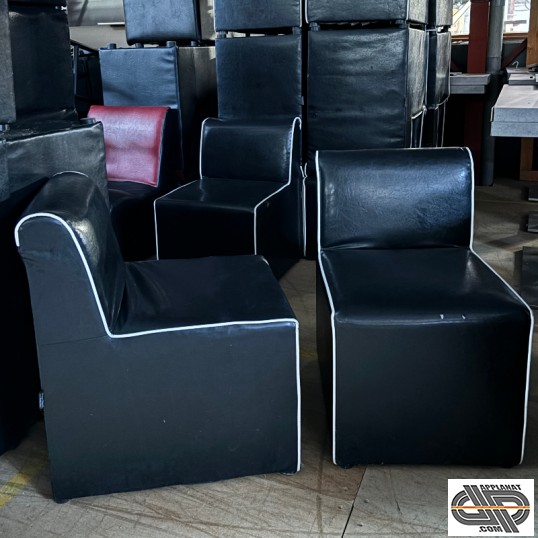 Chauffeuses droites noires a passepoil blanc occasion
