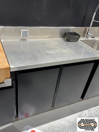 Table professionnelle inox 100 x 65 cm , soubassement thermolaqué noir
