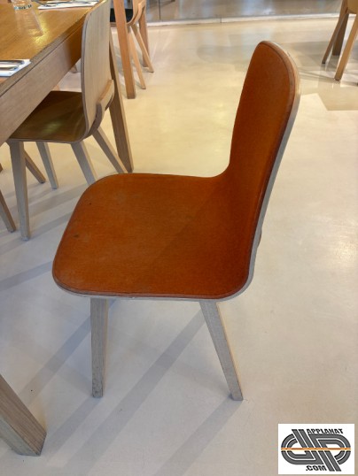 Chaise dans un restaurant en condition