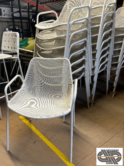 Lot de fauteuils blancs métallique design extérieur