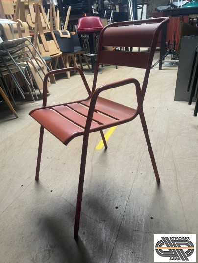 chaise orange d'extérieur