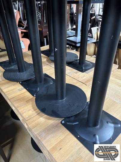 Pieds metalliques noir montés sur des pieds de restaurant