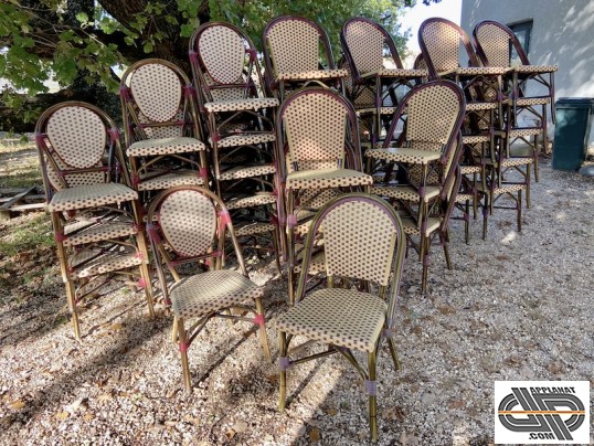 Chaises style bistrot parisien en tube alu et résine tressée couleur crème & bordeaux. Mobilier CHR d'occasion