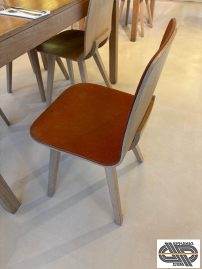 Chaise orange de profil