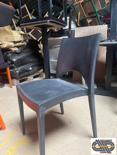 Chaise plastique noire robuste