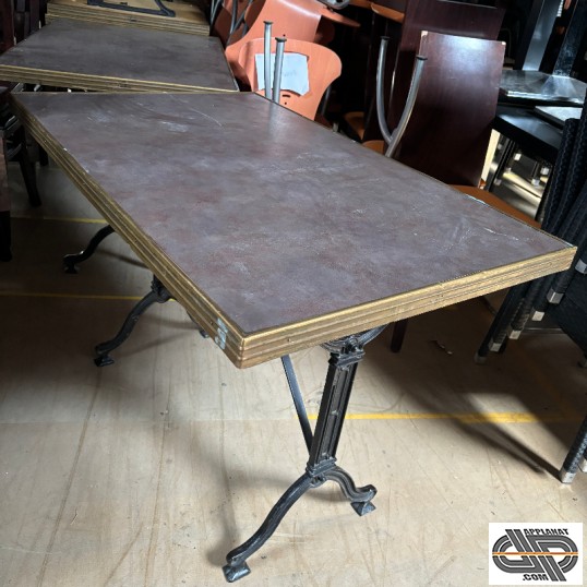 table bistrot d'occasion avec cerclage laiton et pied metallique rétro noir