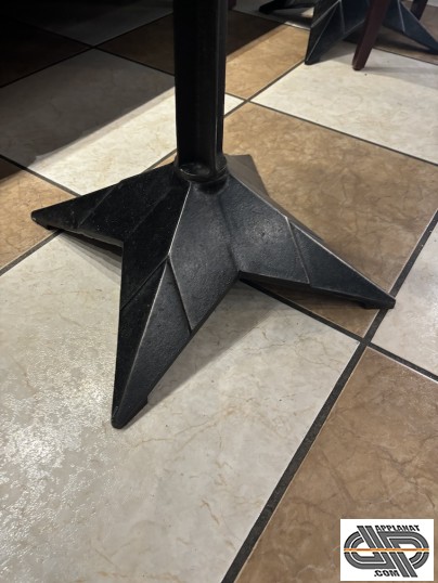 pite fonte 4 branche design géométrique  en forme de pointes à chevrons 