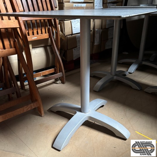 Table bistrot de restaurant plateau fin gris style pierre