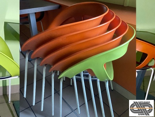 Chaises en plastiques empilables d'occasion 