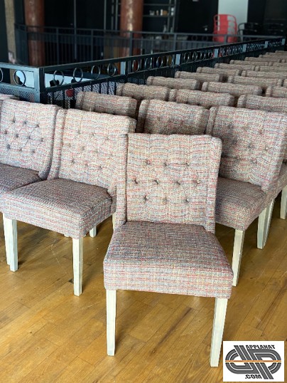 Lot-chaises-leopold-capitone-laine-polychrome