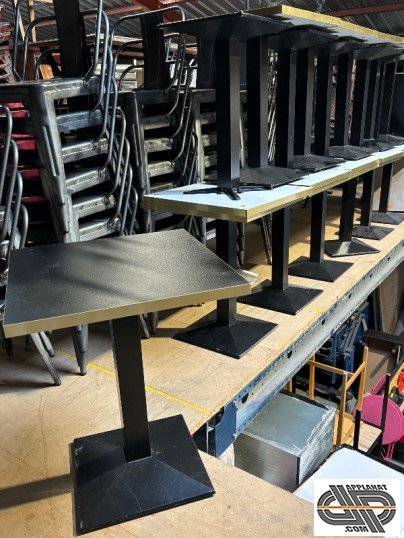Lot petites tables de restaurant noires d'occasion