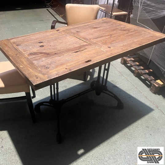 Table rectangulaire bistror avec plateau bois épais sur piétement metallique rétro noir 