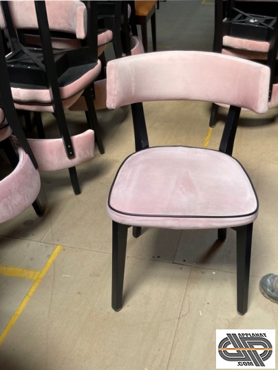 Lot 36 chaises CHR velours rose poudré et piètement bois noir occasion -  VENDU