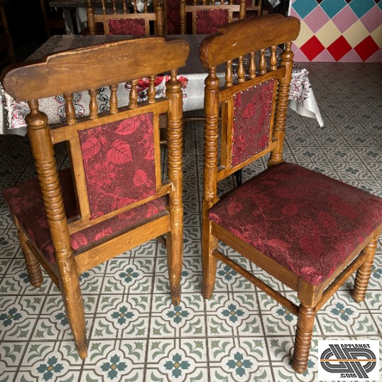 Chaises d'occasion dans un restaurant indien