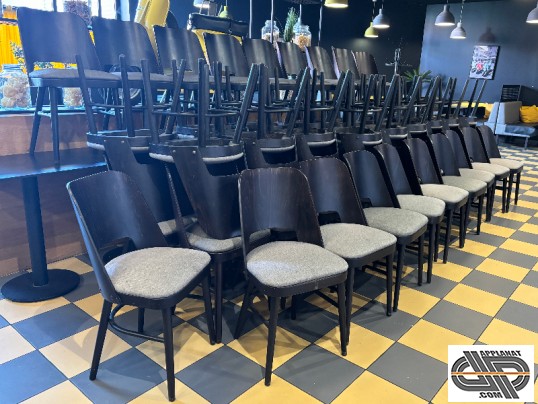 Lot de chaises noires et tissus gris occasion