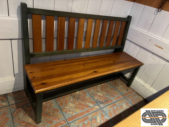 Bancs en bois teinte verte et bois clair