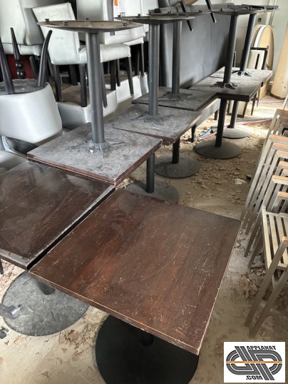 Lot de 12 guéridons d'occasion avec plateau bois marrons et pieds fonte a base ronde