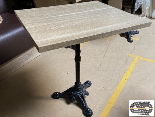 Table chr plateau effet bois clair pied rétro