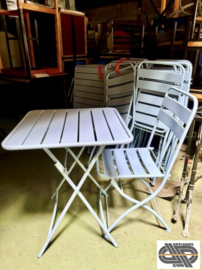 lot de tables et chaises fer pliante , marque Sklum, collection Janti, d'occasion