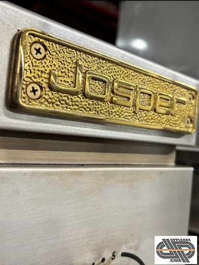 détail du logo Josper gravé sur le régulateur de tirage du four à charbon HJX-45 PRO – finition soignée, fabrication Espagne.