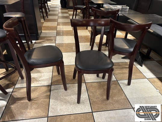 Chaises de brasserie bois teinte acajou et assise skaï noir , d'occasion