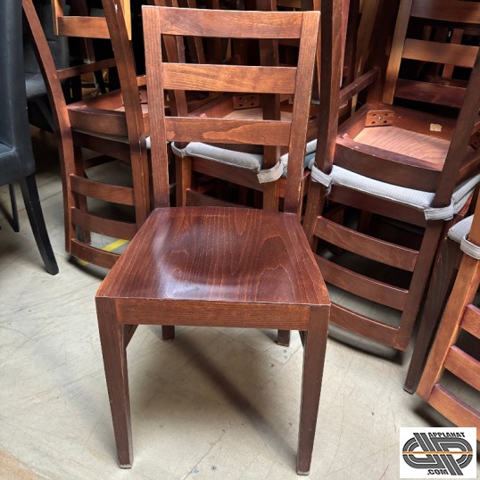 Chaise de restaurant en bois simple et classique , teinte acajou vue de face