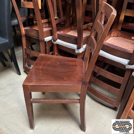 Chaise de restaurant en bois couleur acajou d'occasion vue de côté