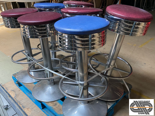 Lot de tabourets vintages d'occasion façon mobilier US vintage avec Structure en métal chromé et selle simili cuir bordeaux et bleues