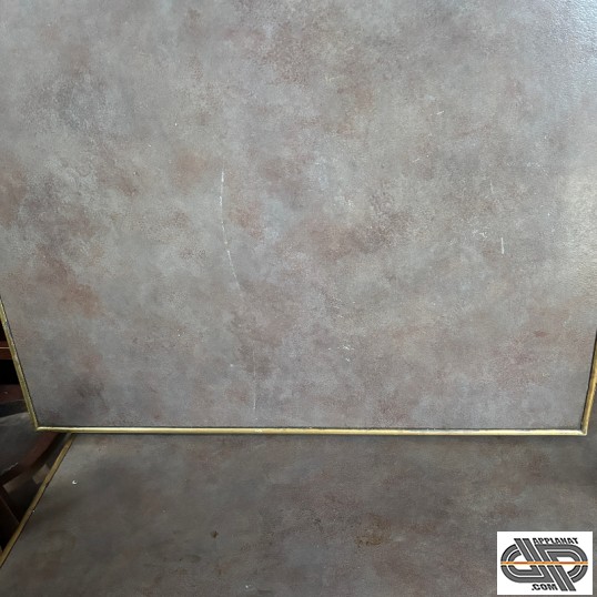 Détail motif décors gris style béton ciré sur des tables CHR d'occasion